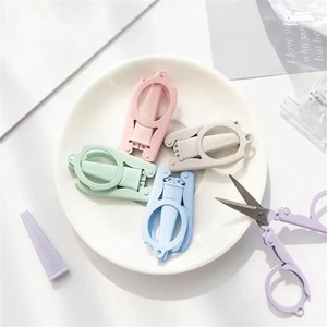 Ciseaux à sourcils pliables pour droitiers, lame courbée, pointe acérée, manche en plastique, coupe-papier portable, couleurs pastel - Product Image 1