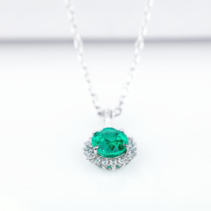 Elegante Conjunto de Joyería con Gema Verde Esmeralda, Aretes con Halo de Diamantes y Collar con Colgante en Plata de Ley - Product Image 2