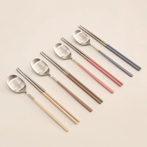 Juego de cubiertos minimalista de acero inoxidable con mangos de colores, resistente al óxido, para uso en catering. - Product Image 2