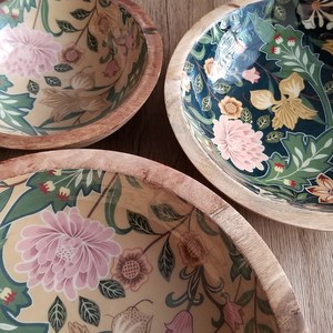 Tazón de madera natural de alta calidad hecho a mano, tazón para ensalada de nogal tallado y personalizado, para el hogar, de NS Overseas - Product Image 3