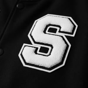 Chaqueta Varsity Negra de Lana Estilo High Street |   Chaqueta Varsity Personalizada con Mangas Cruzadas, Parche de Letras de Chenille y Cuello Alto - Product Image 5