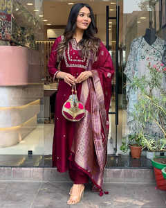 ชุดคุร์ตีผ้าไหมโรมันพร้อมกางเกงและผ้าคลุมไหล่แบบลาตักัน ปักลายด้วยเลื่อมอย่างดีและงานปักมืออย่างประณีต ชุดเสื้อและกางเกงพร้อมผ้าคลุมไหล่ - Product Image 1