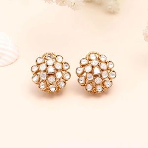 Pendientes Tradicionales con Flores y Piedras Kundan, Chapados en Oro de 22K, Joyería Nupcial India para Bodas - Product Image 2
