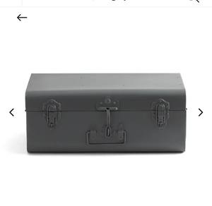 Ensemble de coffres de rangement en métal gris et vert sauge avec fermoirs en or rose pour une organisation élégante de la maison - Product Image 2