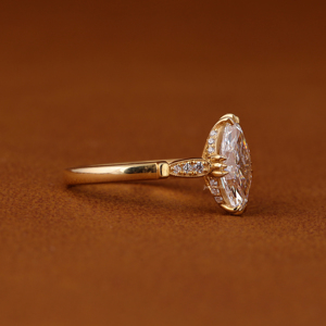 Bague de fiançailles de luxe en or massif 14 carats avec diamant de laboratoire taille marquise, certifiée IGI, halo caché et pavé - Product Image 6