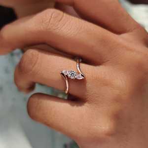 แหวนหมั้นมอสซาไนต์ทรงสามเม็ดทันสมัย ดีไซน์แบบบายพาส เงินแท้ 925 ทรงเหลี่ยมบริลเลียนต์และทรงหยดน้ำ ของขวัญวันครบรอบแต่งงาน - Product Image 1