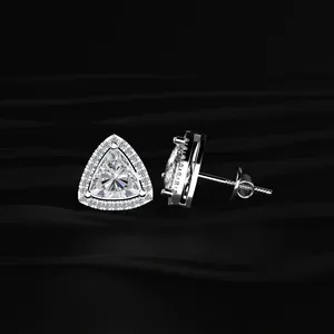 Boucles d'oreilles clous pavées de diamants taille Trillion avec halo de diamants certifiés IGI – Bijoux en diamant faciles à porter pour femme - Product Image 3