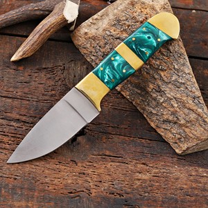 Cuchillo de Caza y Camping de Hoja Fija de Acero Inoxidable con Mango de Resina y Latón, Espiga Completa, Personalizado OEM/ODM, Funda de Cuero - Product Image 2