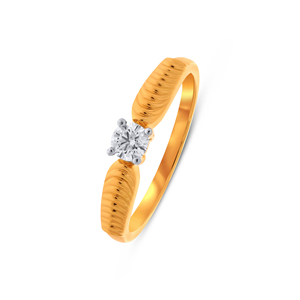 Bague Halo en Or Jaune Exquise avec un Diamant Central Entouré de Pierres Plus Petites, Bague en Or Jaune de Première Qualité avec Trois - Product Image 1