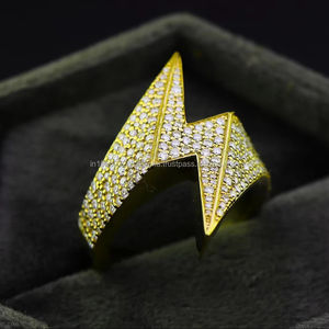 Anillo Unisex de Plata de Ley 925 Chapado en Oro Amarillo con Diamante Moissanita de Corte Redondo en Forma de Rayo, Estilo Hip Hop, para Uso Diario - Product Image 6