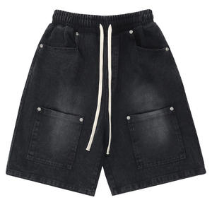 Shorts cargo en jean délavé noir pour homme, taille élastique avec cordon de serrage, grandes poches carrées, coupe ample et large, style streetwear - Product Image 1