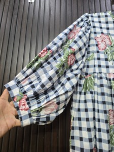 Robe tunique en coton à carreaux noirs et imprimé floral, manches courtes, longueur mi-cuisse, style vacances, robe de club, robe cintrée - Product Image 2