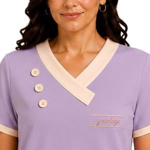 Camiseta de Manga Corta con Cuello en V Asimétrico para Mujer, Color Lila, con Detalle de Botones en Contraste Crema, Logotipo Personalizado, Ropa Casual al por Mayor - Product Image 6