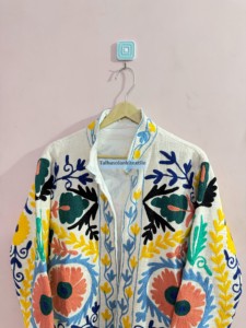 Veste en velours Suzani pour femmes, style bohème chic, broderie florale faite à la main, doublure intérieure en coton, veste d'hiver - Product Image 5