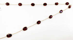 สร้อยคอประดับพลอยโกเมนธรรมชาติ ทองคำแท้ 18K ชุบทองคำเหลือง ประดับพลอยหลายเม็ดแบบฝังขอบ สร้อยพลอยสีเข้ม เครื่องประดับประจำเดือนมกราคม - Product Image 4