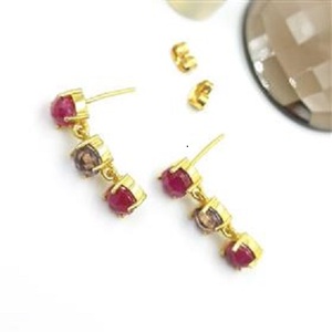 Boucles d'oreilles pendantes en pierres précieuses rondes teintées (rubis et améthystes) en gros, boucles d'oreilles en pierres précieuses au design tendance - Product Image 4
