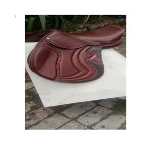 Selle d'équitation en cuir pour le saut d'obstacles - Selle équestre avec arceau en bois et quincaillerie en laiton - Product Image 1