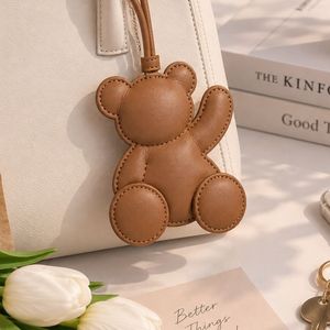 Breloque de sac en cuir en forme d'ours moelleux avec surpiqûres soignées, porte-clés animal mignon pour accessoires de sacs fourre-tout de luxe - Product Image 2