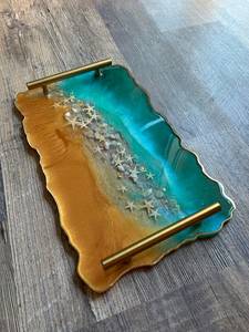 Adoro el océano tropical, te encantará esta elegante bandeja de resina con diseño de estrella de mar, escamas doradas y asas doradas. - Product Image 3