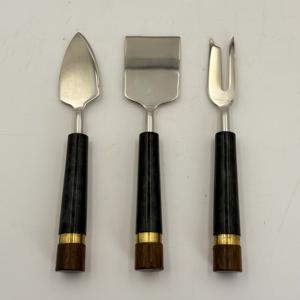 Juego de 3 Cuchillos para Queso de Acero Inoxidable Hechos a Mano por el Fabricante, con Mango de Madera y Resina, para la Mesa del Desayuno - Product Image 1