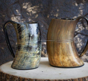 Taza de Cuerno Natural Pulido con Base de Madera, Estilo Náutico Animal, Patrón Floral Clásico, Ecológica, Inteligente, para Café, Bebidas, Fiestas - Product Image 1