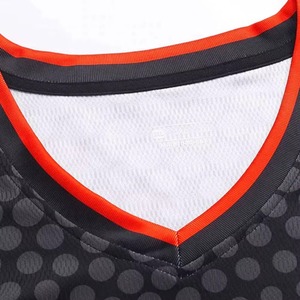 Uniforme de Baloncesto Sublimado Personalizado para Hombre, Conjunto de Camiseta y Pantalones Cortos con Patrón de Diamantes Rojo y Gris, Transpirable, para Equipos Escolares - Product Image 3