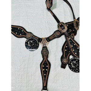 Conjunto de cabezada de una oreja y pechera de cuero negro estilo western para caballo, con conchos y pedrería, para equitación - Product Image 4