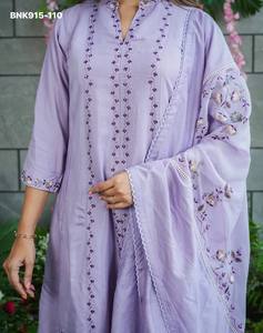 Proveedor de la India de conjuntos de Kurti de muselina y algodón de diseño de primera calidad con bordados, con pantalón y dupatta. - Product Image 5