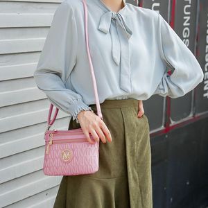 Bolso bandolera con correa para la muñeca Roonie Milan Signature para mujer de Mia K, elegante bolso tipo mensajero - Product Image 2