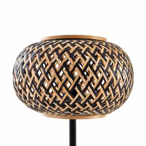 Lampe de table en bambou naturel conçue avec une structure d'abat-jour tissée à la main offrant une lumière ambiante intérieure chaude - Product Image 4