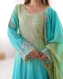 Conjunto de diseñador listo para usar: Top de seda Chinon con trabajo de lentejuelas, moti y bordado Dori, con pantalón Plazzo y Dupatta. - Product Image 3