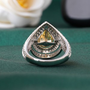 Bague fantaisie en or blanc 14 carats avec diamant de laboratoire jaune taille poire, sertie à griffes, clarté VVS1, bijou coloré de prestige - Product Image 4