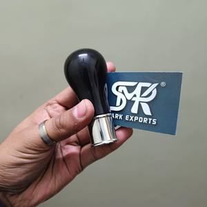 Elegante Bastón de Cuerno de Búfalo Negro con Empuñadura de Cuerno Sólido, Espaciador Metálico y Orificio de Montaje Preperforado - Product Image 3