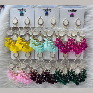 Pendientes colgantes de cuentas y piedra Kundan chapados en oro Accesorio de moda - Product Image 1