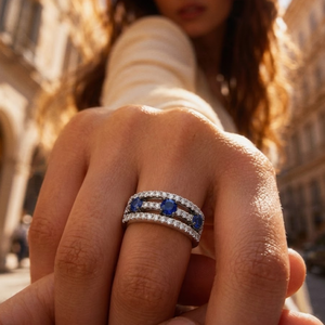 Anillo de Diamantes de Tres Hileras en Oro Blanco de 18K con Zafiro Azul Real, Engaste Pavé, Joyería Fina Personalizada de Primera Calidad, Suministro de Fábrica, MOQ 1 ud. - Product Image 1
