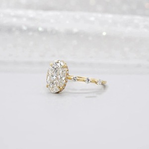 Anillo de Compromiso con Halo Oculto de Diamante Cultivado en Laboratorio con Corte Ovalado en Oro Amarillo de 14K con Certificado IGI para Mujer - Product Image 4