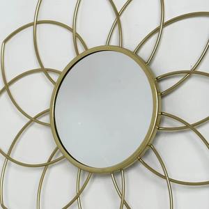 Le charme industriel luxueux et artisanal des miroirs floraux en métal complète les thèmes de décoration minimalistes et modernes. - Product Image 5