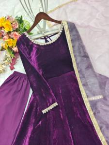 Ensemble prêt-à-porter entièrement cousu en velours de viscose avec broderie de designer et dentelle miroir véritable, comprenant un haut, une jupe et un dupatta. - Product Image 5