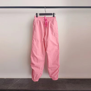 Survêtement unisexe personnalisé en nylon rose respirant et léger pour l'été, avec col boutonné et cordon de serrage, coupe décontractée et ample - Product Image 4
