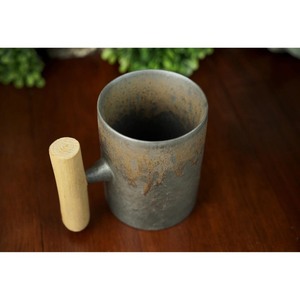 Tasse en céramique en porcelaine fine faite à la main avec poignée en bois, finition mate Wabi-Sabi, compatible lave-vaisselle et micro-ondes, écologique pour usage domestique - Product Image 4