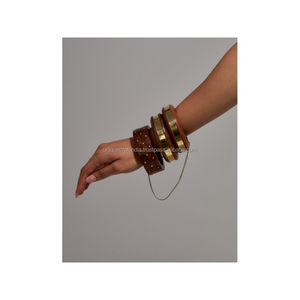 Juego de brazaletes clásicos de madera marrón hechos a mano en tamaño estándar con acabado suave para mujeres Uso diario Aspecto étnico y regalos - Product Image 1