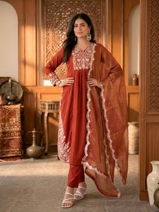 Ensemble kurta élégant en coton brodé avec pantalon uni et dupatta orné de pièces de monnaie dorées et de travail de broderie de sequins pour les fêtes - Product Image 5