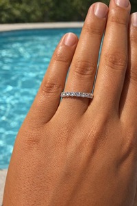 Anillo de Lujo de Media Eternidad con Moissanita Redonda de 3.50 mm y Engaste Compartido, Chapado en Rodio Blanco, para Mujer, Regalo para Fiesta - Product Image 5