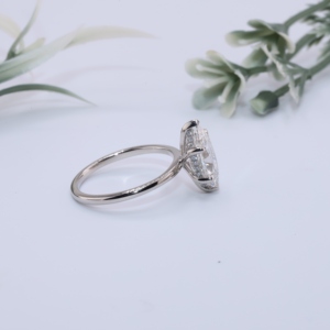 Bague en or blanc avec diamant de laboratoire taille hexagonale, halo dissimulé, micro-pavé, solitaire en panier, bijoux fins personnalisés, bague d'anniversaire - Product Image 5
