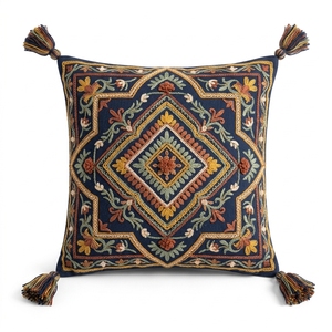 Aporte un estilo moderno a la decoración de tu hogar con estas almohadas que cuentan con un relleno cómodo, fundas suaves y una apariencia elegante. - Product Image 2