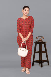 Ensemble coordonné élégant pour femme en poly-rayonne imprimé rouge, tenue décontractée deux pièces à col rond, coupe ample, pantalon et veste pour femme, durable - Product Image 2