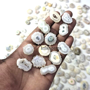 Labradorita Natural Multicolor, Corte Cabujón, Tamaños Variados, Textura Tallada Luna, para Joyería, Fabricación de Amuletos, Piedra Preciosa Suelta - Product Image 1