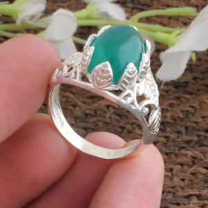 Bague Fleur en Argent Sterling Faite à la Main avec Onyx Vert Naturel, Pierre Précieuse Sculptée, Bague Classique et Élégante pour Fête, Motif Botanique - Product Image 1