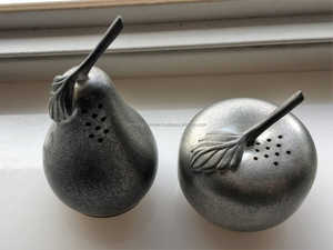 Salière et poivrière de qualité supérieure en étain rond galvanisé Ensemble de 3 avec poignées Parfait pour les ensembles de cuisine élégants - Product Image 2