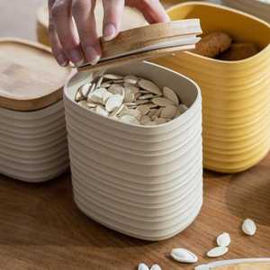 Boîte de rangement en métal contemporaine avec couvercle en bois naturel pour le garde-manger et l'organisation moderne de la maison - Product Image 1